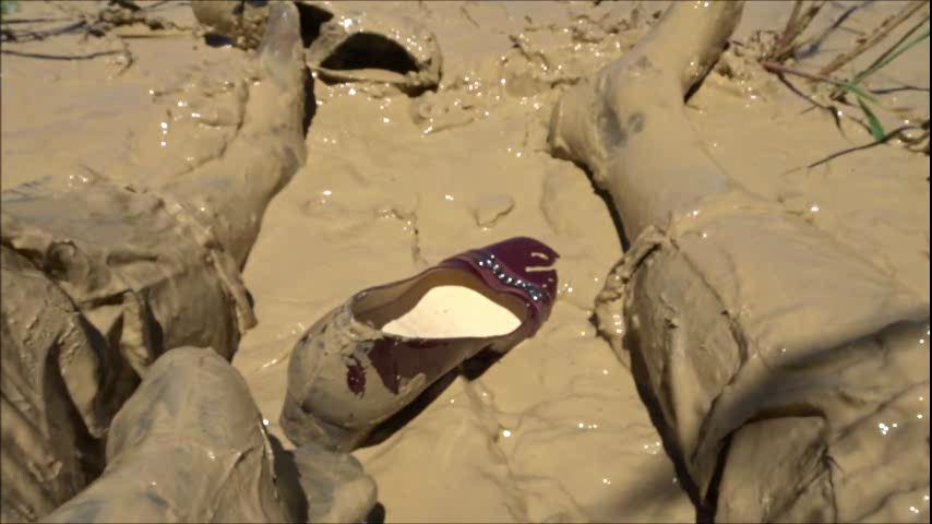 playing-in-mud-nylons-shoes-feet_main.jp